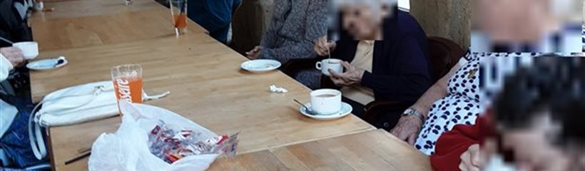 Goûter au Café des Halles du village