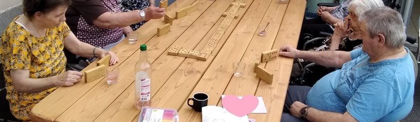 Après la séance sportive, les résidents jouent aux dominos sur notre nouvelle table extérieure !