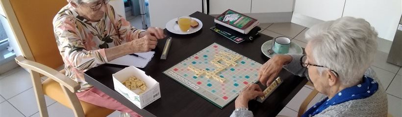 Mme G. et Mme B., très concentrées lors de leur partie de scrabble ! 