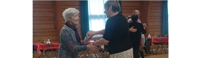 Les résidentes sont parties danser au thé dansant du village 