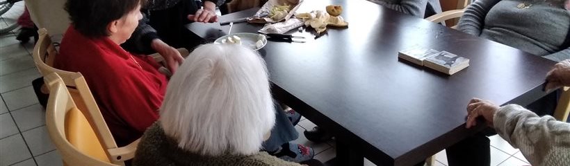 Les Résidents nourrissent Opale ! 🐕